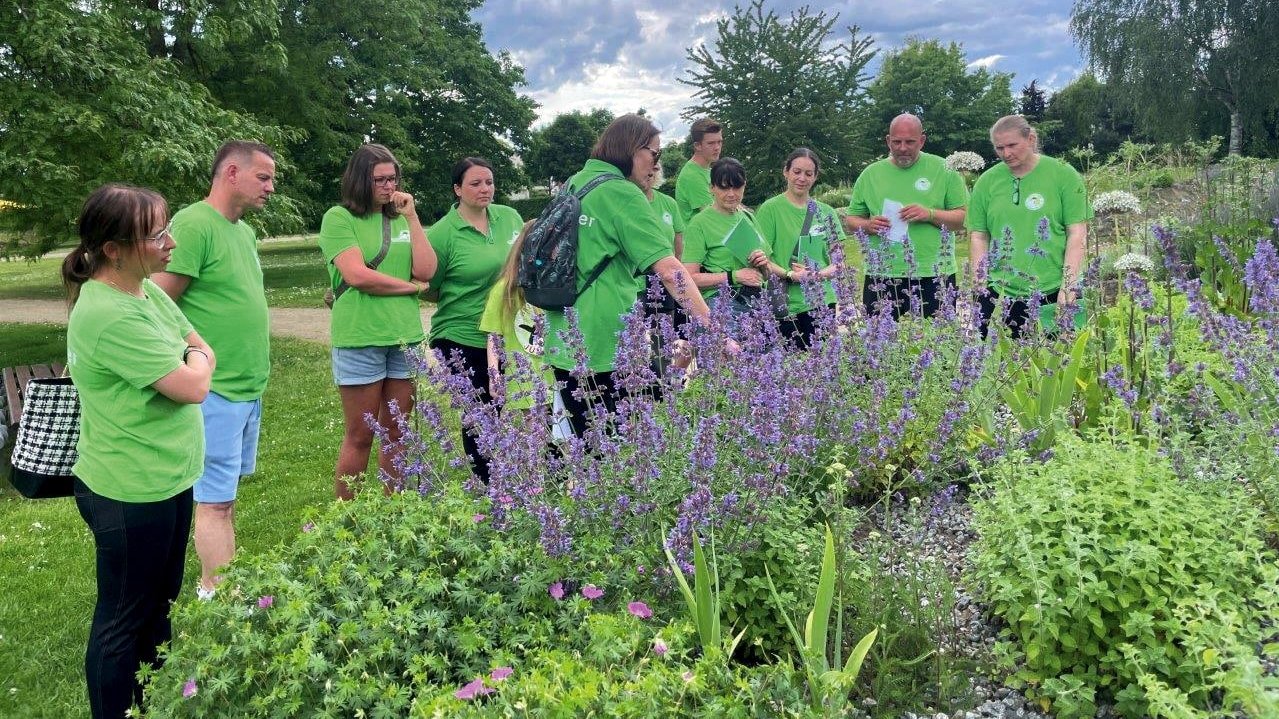 Im Pyramidengarten im Volkspark erklärte Ursula Bauer, wie eine klimaangepasste Pflanzenvielfalt funktioniert und wie sich Vegetation unter veränderten Umweltbedingungen langfristig wandeln kann.