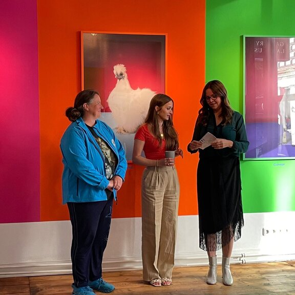 v.l.n.r.: Christine Geburtig, Leiterin des aktion tier Lottihofs, Galeristin Joya Erlebach und die Künstlerin Kristin Schnell