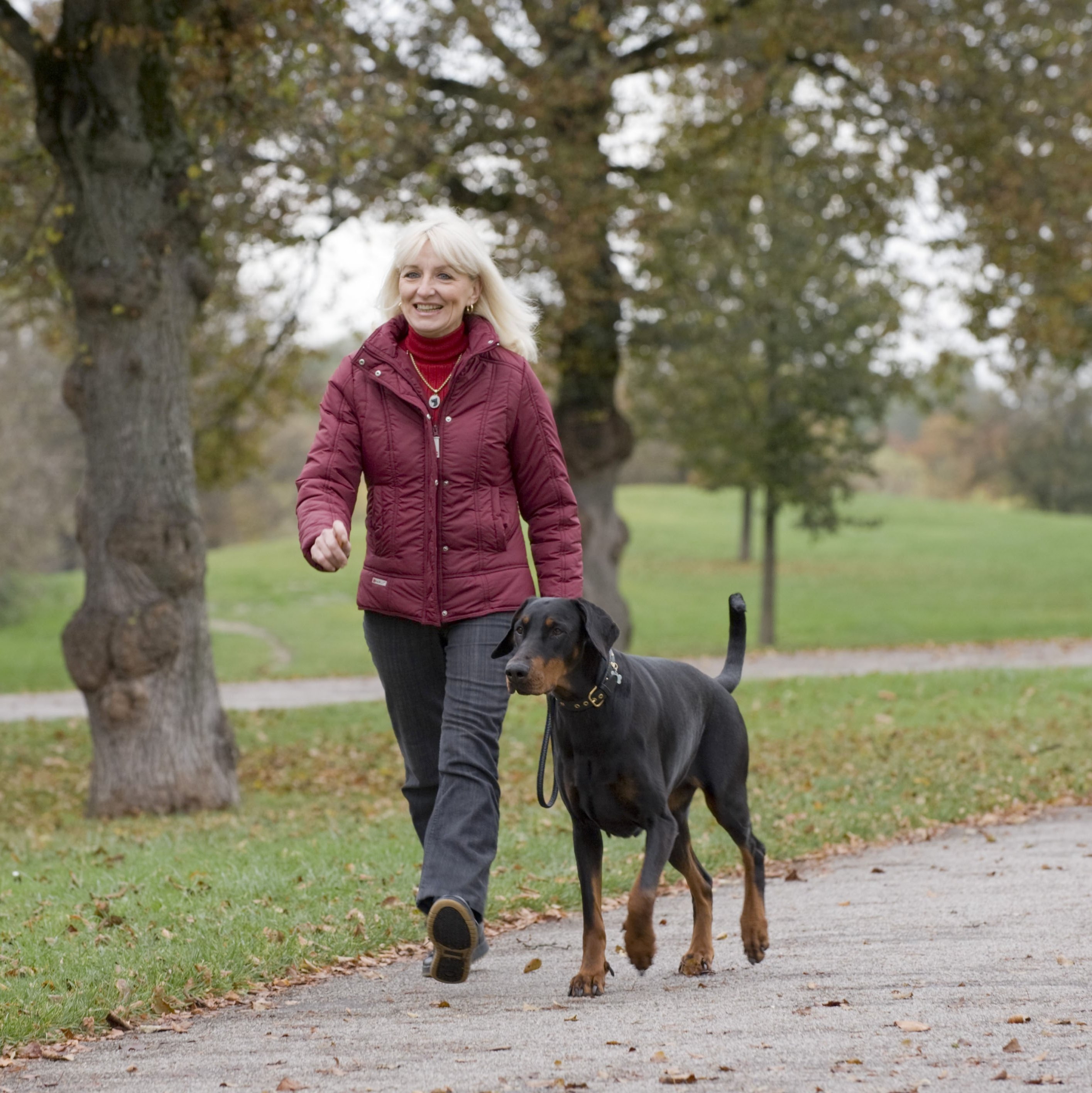 Helga Stich mit Dobermannhündin Pia. Helga Stich mit Dobermannhündin Pia.