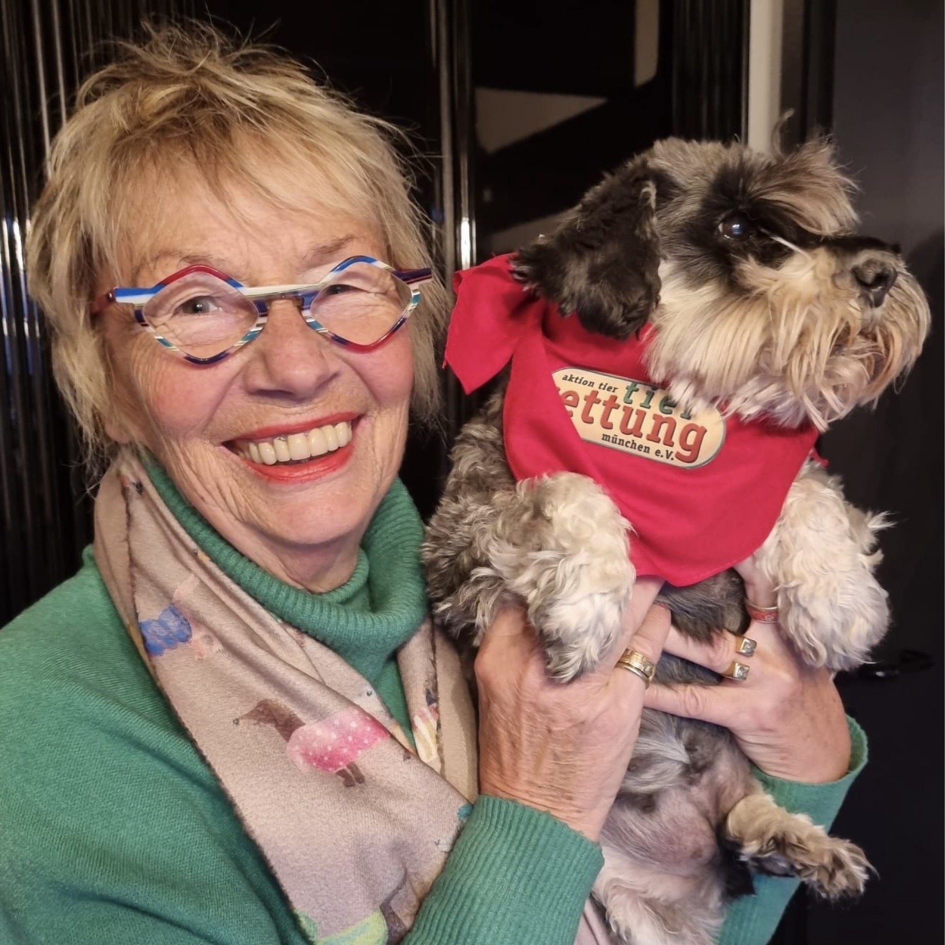 Regina Welk mit Hündin Rosalie. Regina Welk mit Hündin Rosalie.