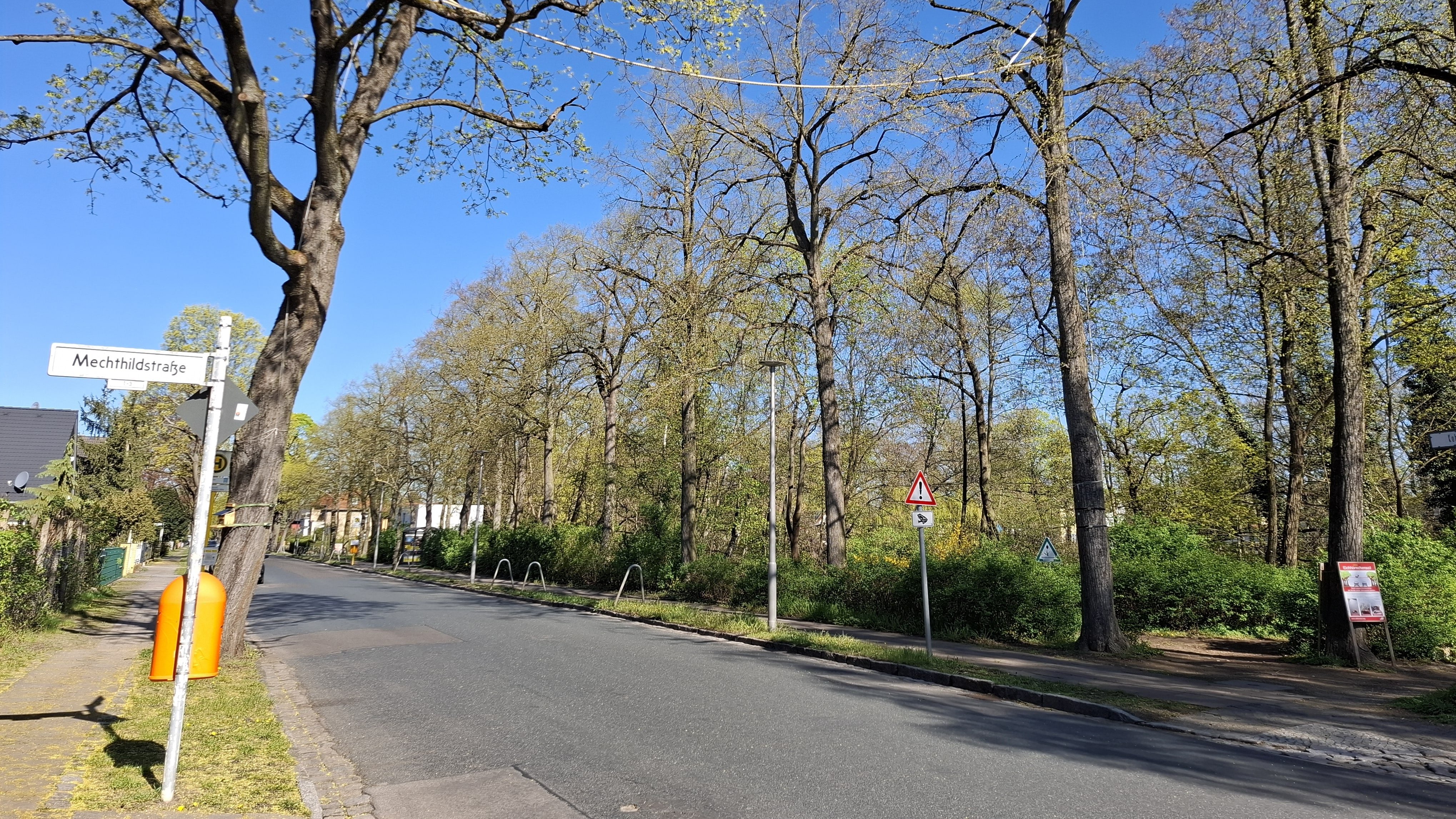 Das neu gespannte Eichhörnchen-Seil in der Kohlisstraße in Berlin Marzahn-Hellersdorf.