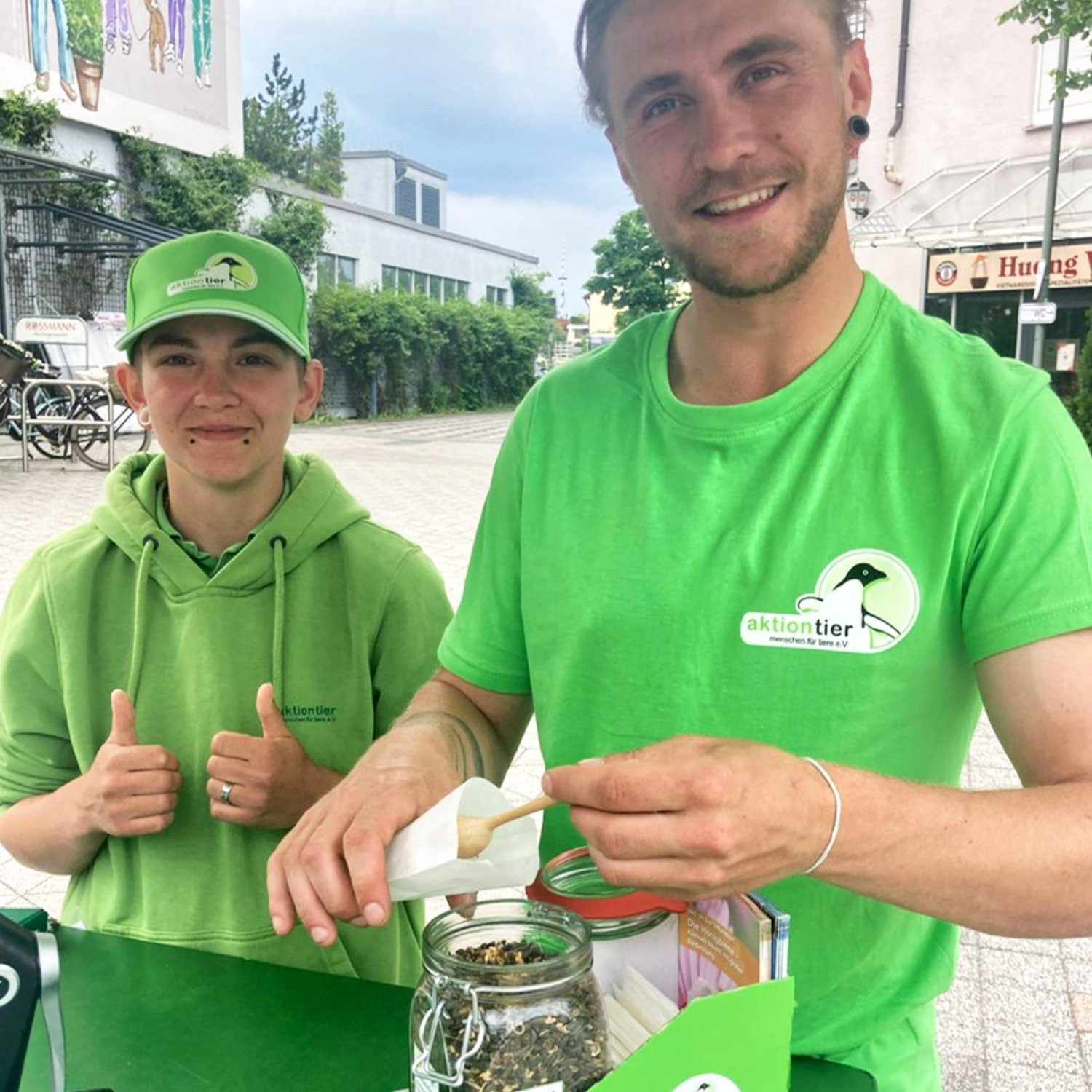 Sara und Lukas vom Team Bayern lieben alle Tiere – auch Insekten.